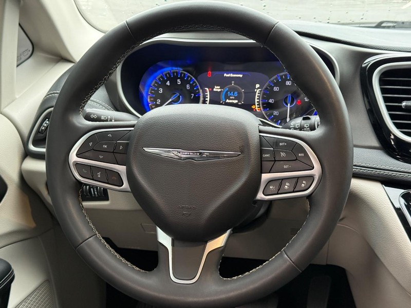 Chrysler Pacifica Vehicle Full-screen Gallery Image 13