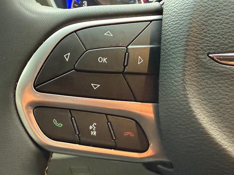 Chrysler Pacifica Vehicle Full-screen Gallery Image 14