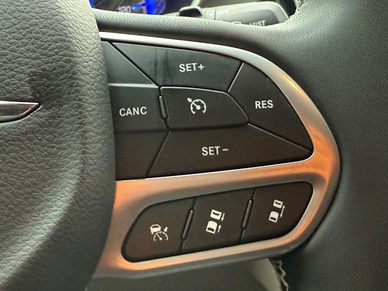 Chrysler Pacifica Vehicle Full-screen Gallery Image 15