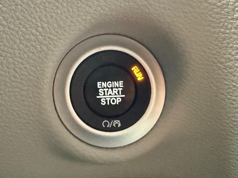 Chrysler Pacifica Vehicle Full-screen Gallery Image 16