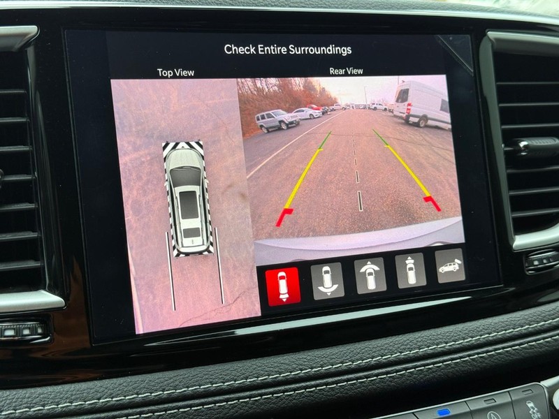 Chrysler Pacifica Vehicle Full-screen Gallery Image 18