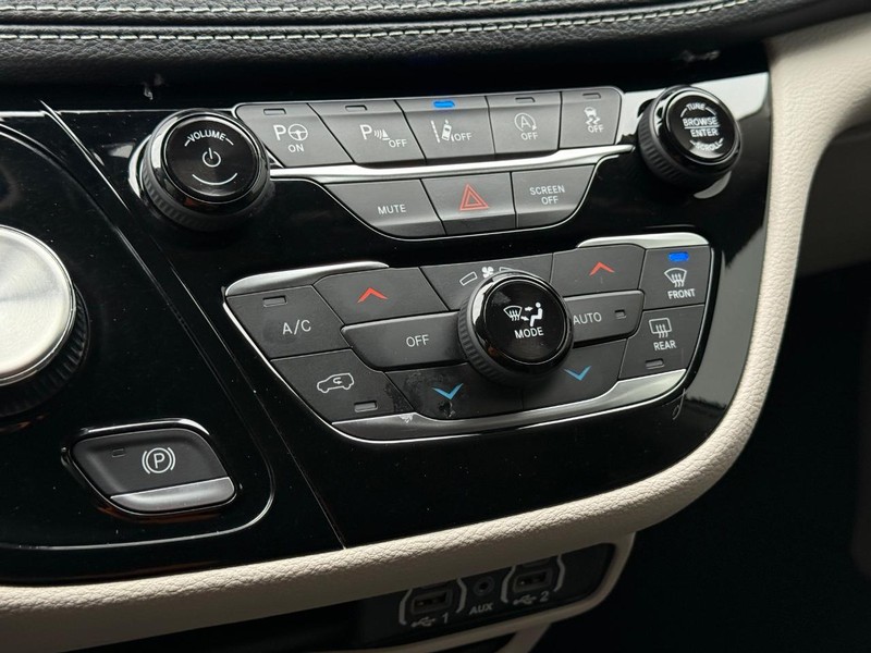 Chrysler Pacifica Vehicle Full-screen Gallery Image 20