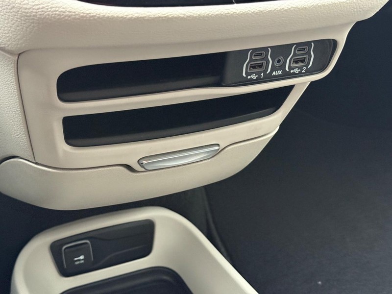 Chrysler Pacifica Vehicle Full-screen Gallery Image 21