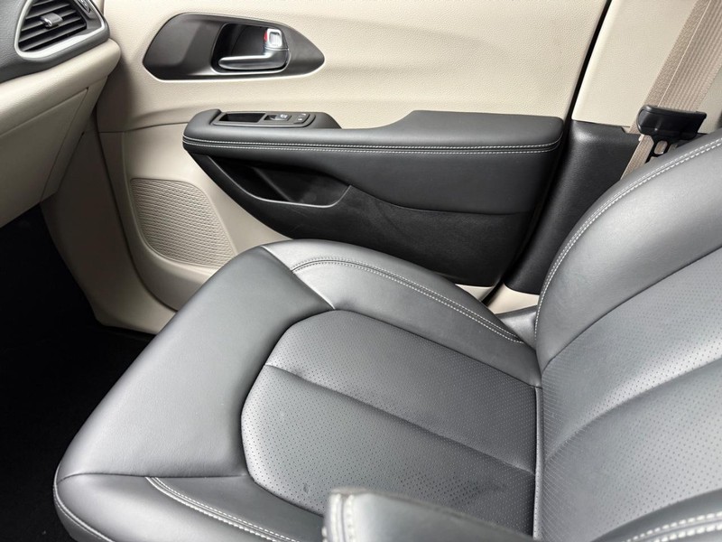 Chrysler Pacifica Vehicle Full-screen Gallery Image 22