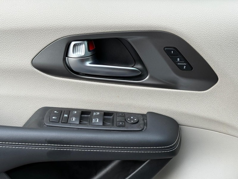 Chrysler Pacifica Vehicle Full-screen Gallery Image 24