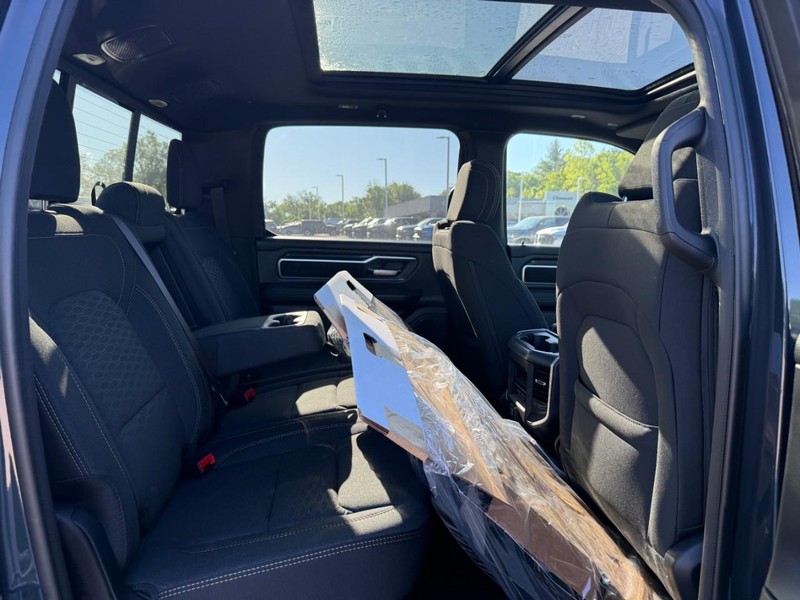 Ram 1500 Vehicle Full-screen Gallery Image 5