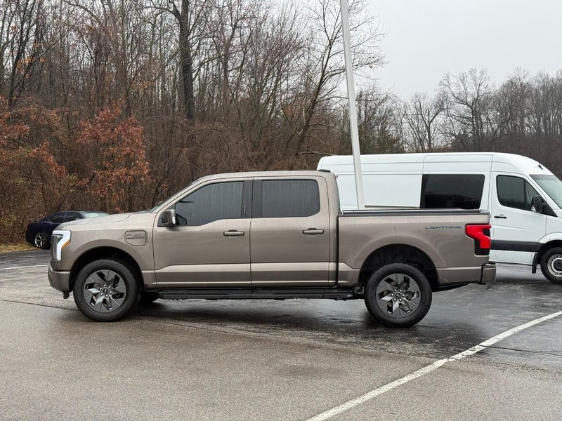 Ford F-150 Lightning Vehicle Full-screen Gallery Image 2