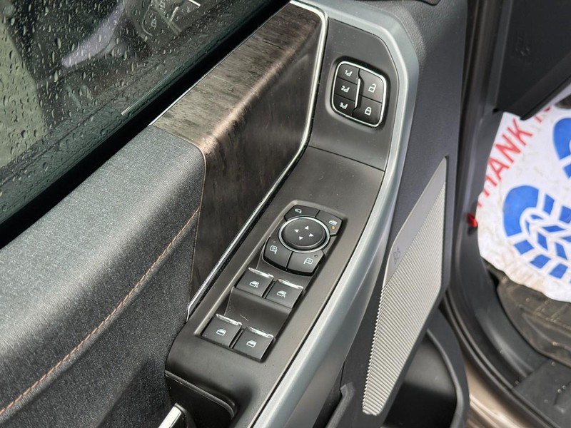 Ford F-150 Lightning Vehicle Full-screen Gallery Image 14