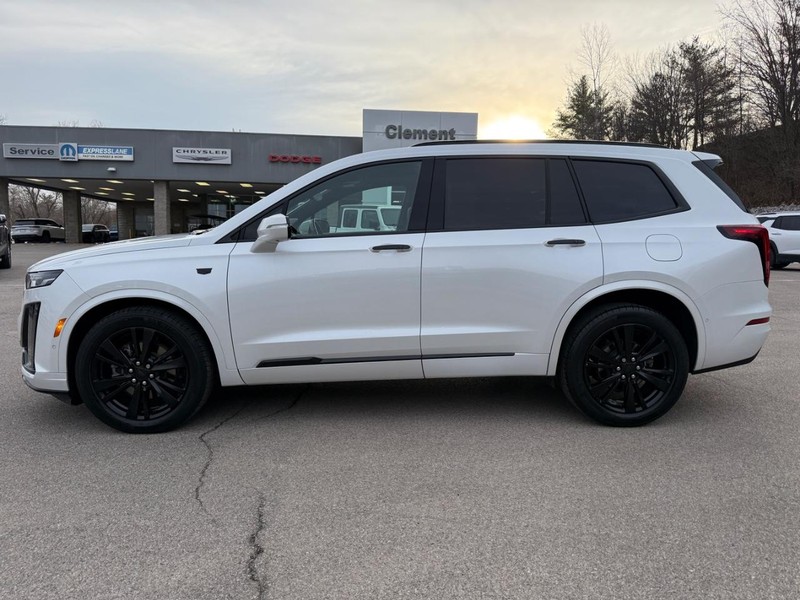 Cadillac XT6 Vehicle Full-screen Gallery Image 02