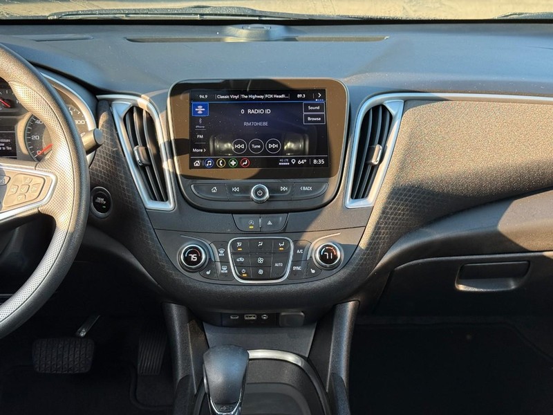 Chevrolet Malibu Vehicle Image 16