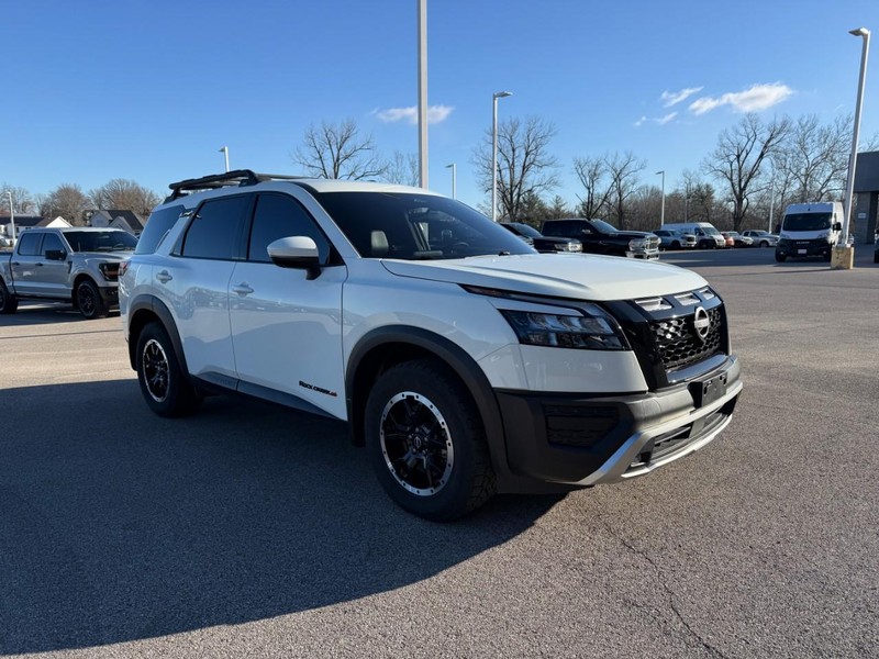 Nissan Pathfinder Vehicle Image 11