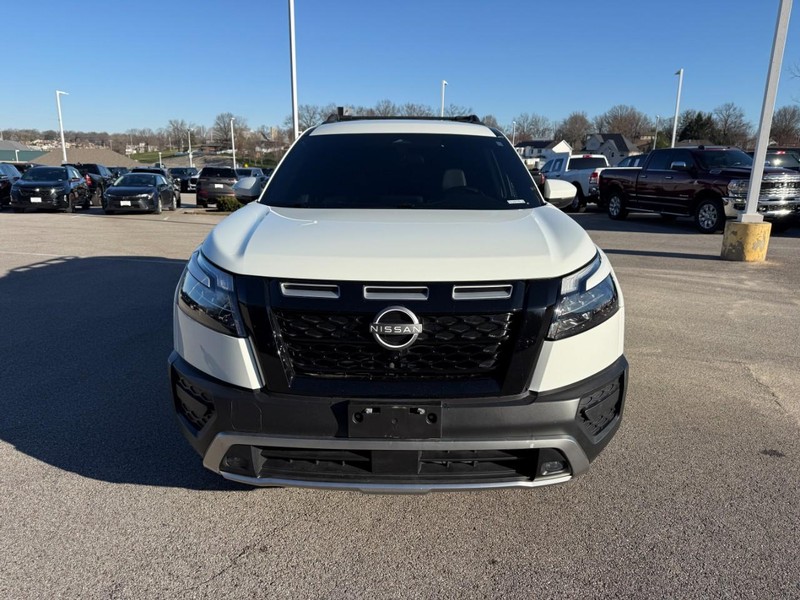Nissan Pathfinder Vehicle Image 12