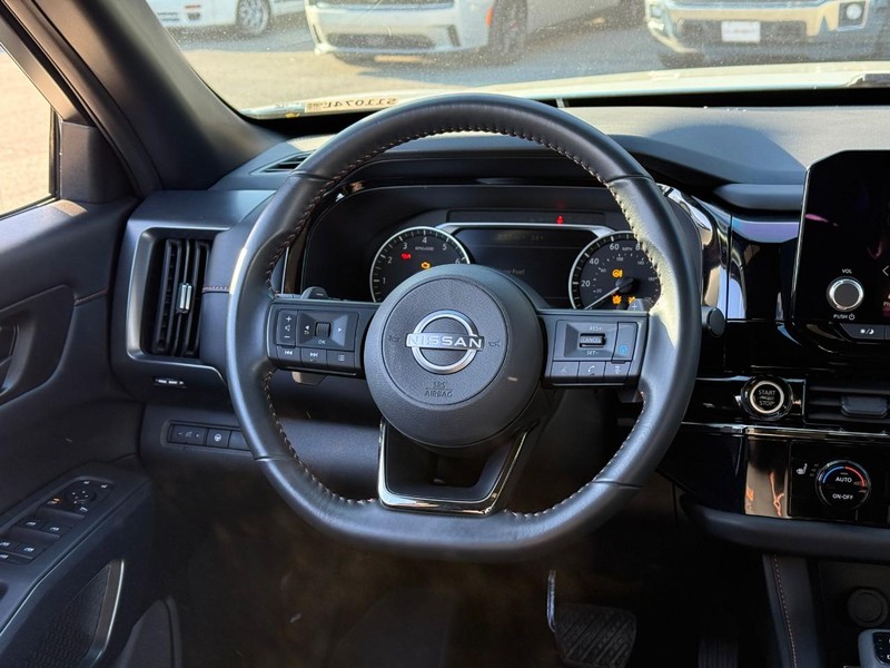 Nissan Pathfinder Vehicle Image 16