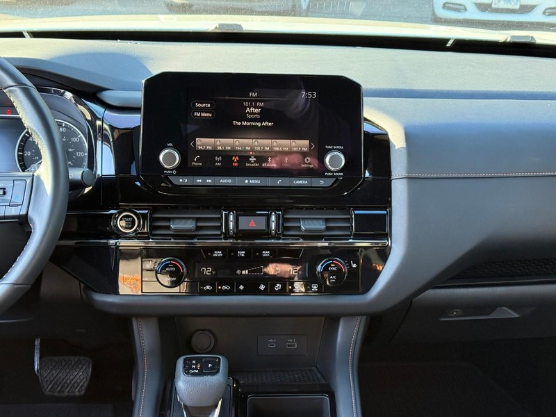 Nissan Pathfinder Vehicle Image 17