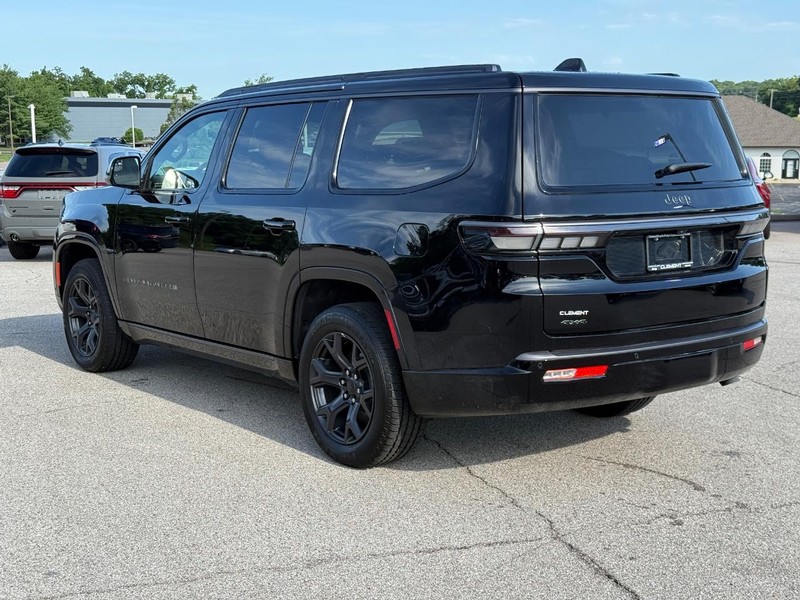Jeep Grand Wagoneer Vehicle Full-screen Gallery Image 3