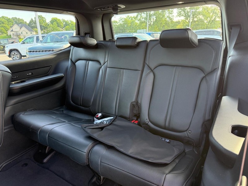 Jeep Grand Wagoneer Vehicle Full-screen Gallery Image 5