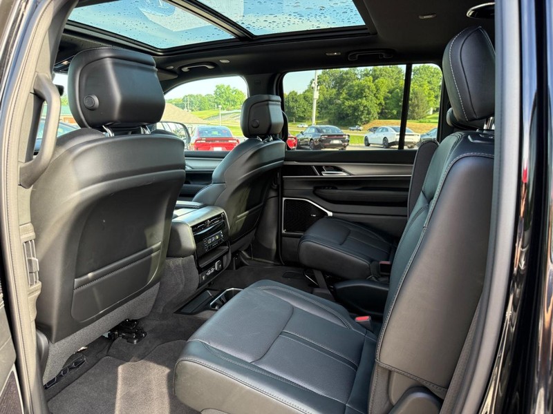 Jeep Grand Wagoneer Vehicle Full-screen Gallery Image 6