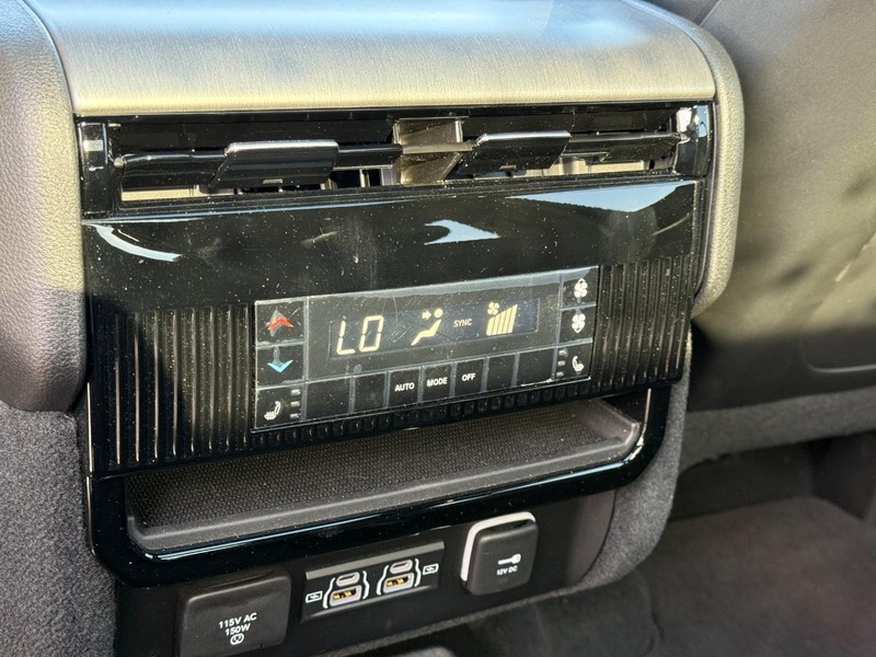 Jeep Grand Wagoneer Vehicle Full-screen Gallery Image 7