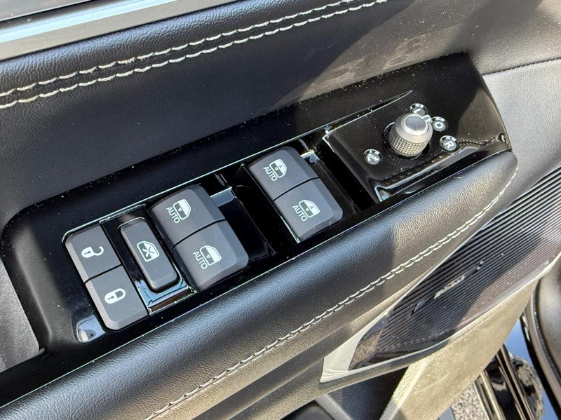 Jeep Grand Wagoneer Vehicle Full-screen Gallery Image 12
