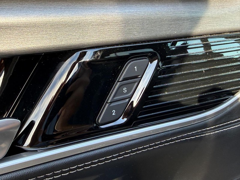 Jeep Grand Wagoneer Vehicle Full-screen Gallery Image 13