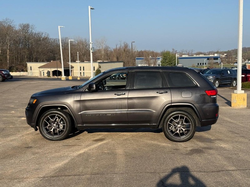 Jeep Grand Cherokee Vehicle Full-screen Gallery Image 2