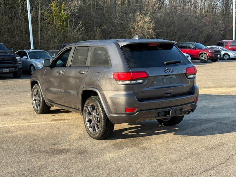 Jeep Grand Cherokee Vehicle Full-screen Gallery Image 3