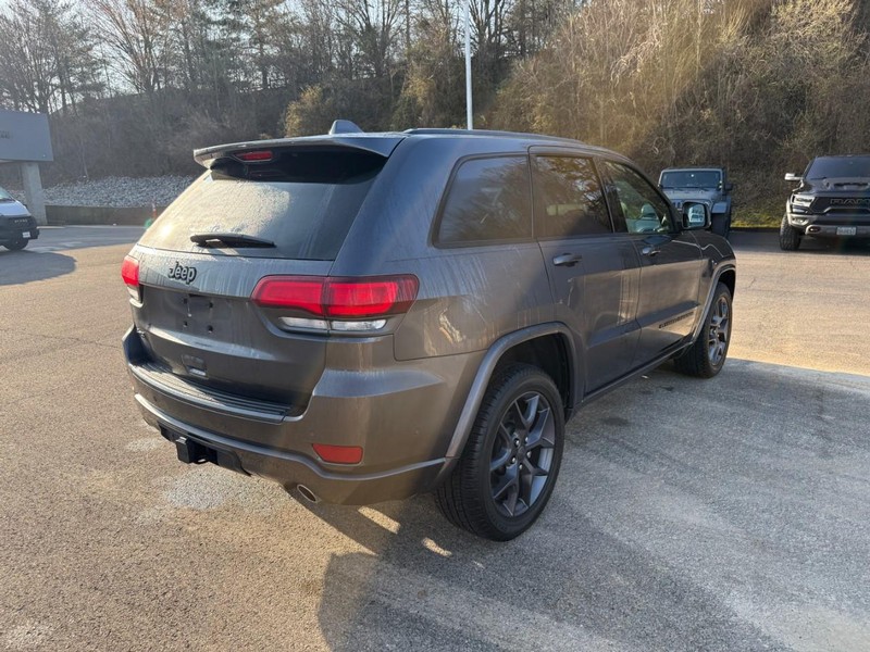 Jeep Grand Cherokee Vehicle Full-screen Gallery Image 7