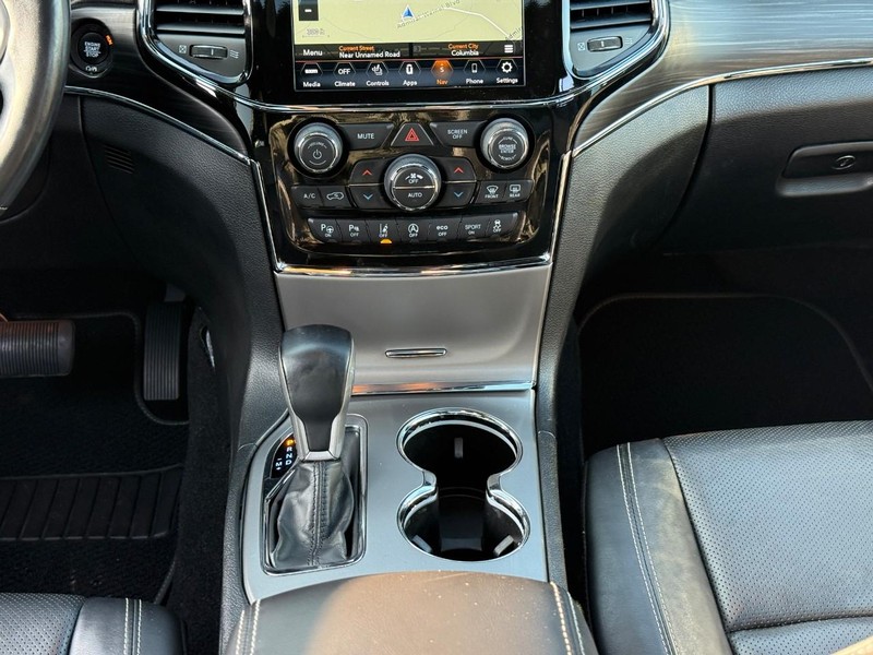 Jeep Grand Cherokee Vehicle Full-screen Gallery Image 14