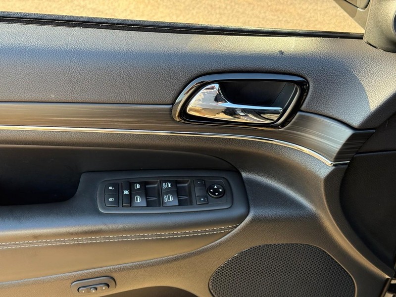 Jeep Grand Cherokee Vehicle Full-screen Gallery Image 15