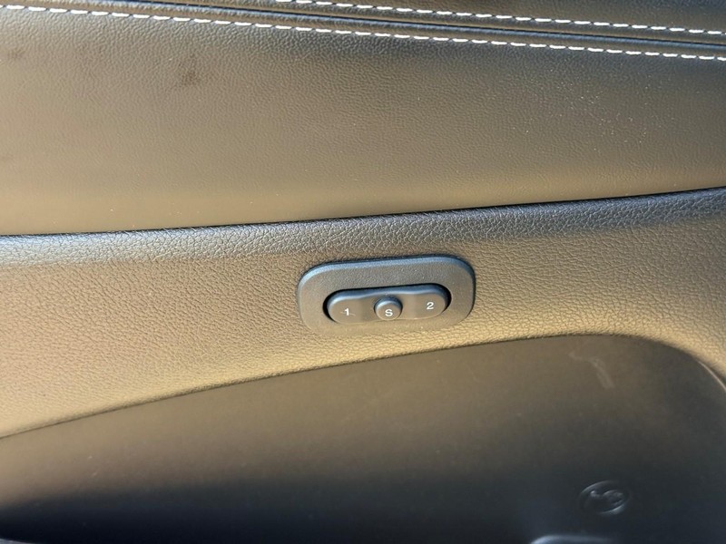 Jeep Grand Cherokee Vehicle Full-screen Gallery Image 16