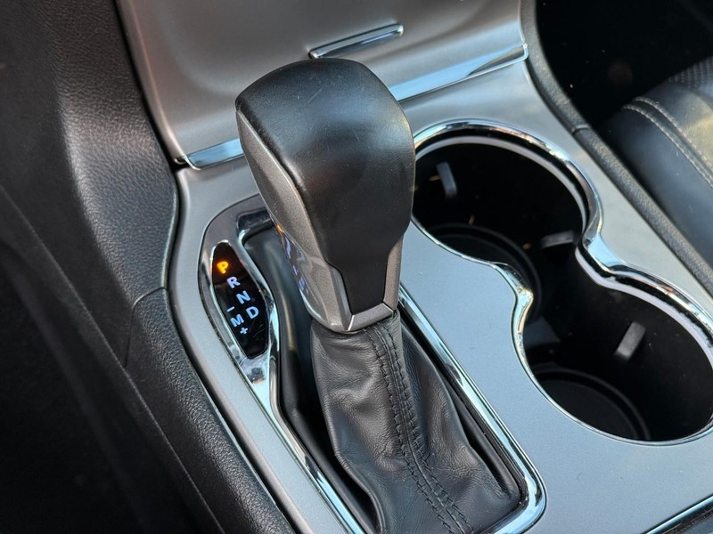 Jeep Grand Cherokee Vehicle Full-screen Gallery Image 22