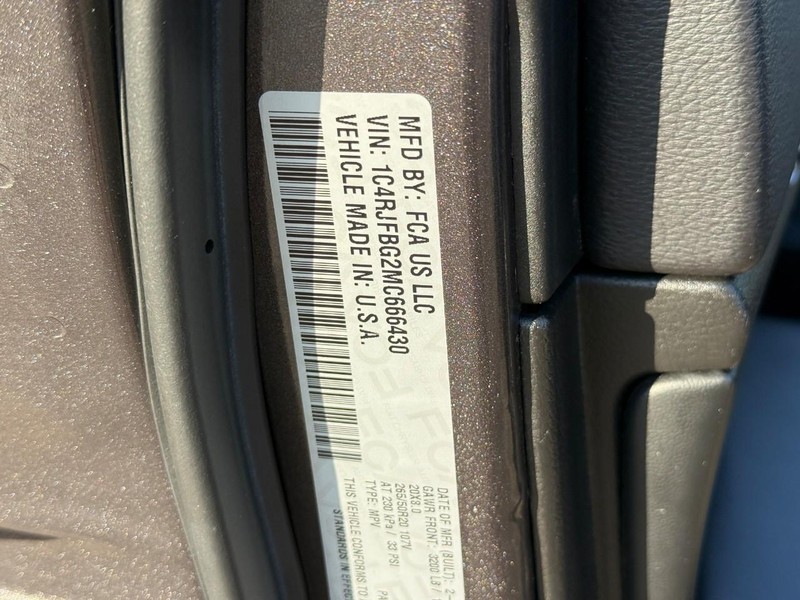 Jeep Grand Cherokee Vehicle Full-screen Gallery Image 25