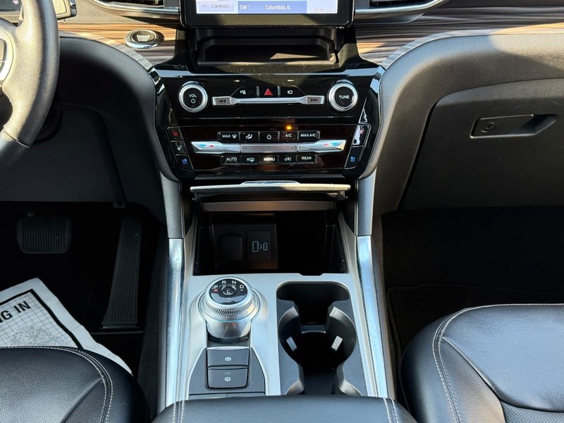 Ford Explorer Vehicle Image 19