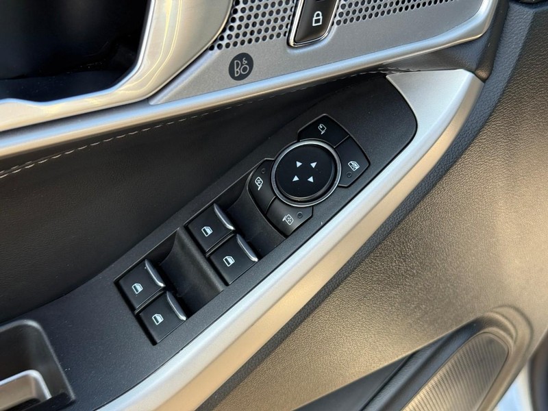 Ford Explorer Vehicle Image 21