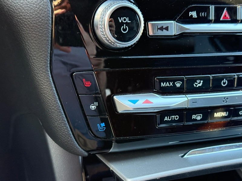 Ford Explorer Vehicle Image 27