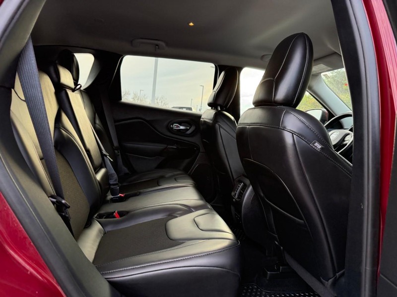 Jeep Cherokee Vehicle Full-screen Gallery Image 10