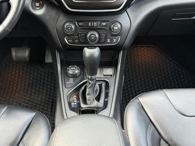 Jeep Cherokee Vehicle Full-screen Gallery Image 14