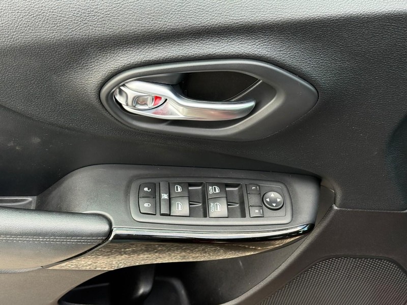 Jeep Cherokee Vehicle Full-screen Gallery Image 15