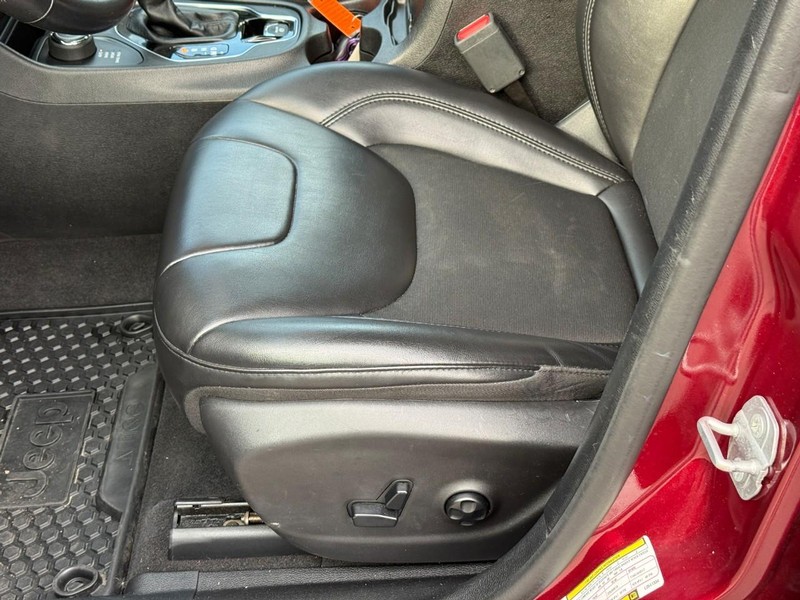 Jeep Cherokee Vehicle Full-screen Gallery Image 16