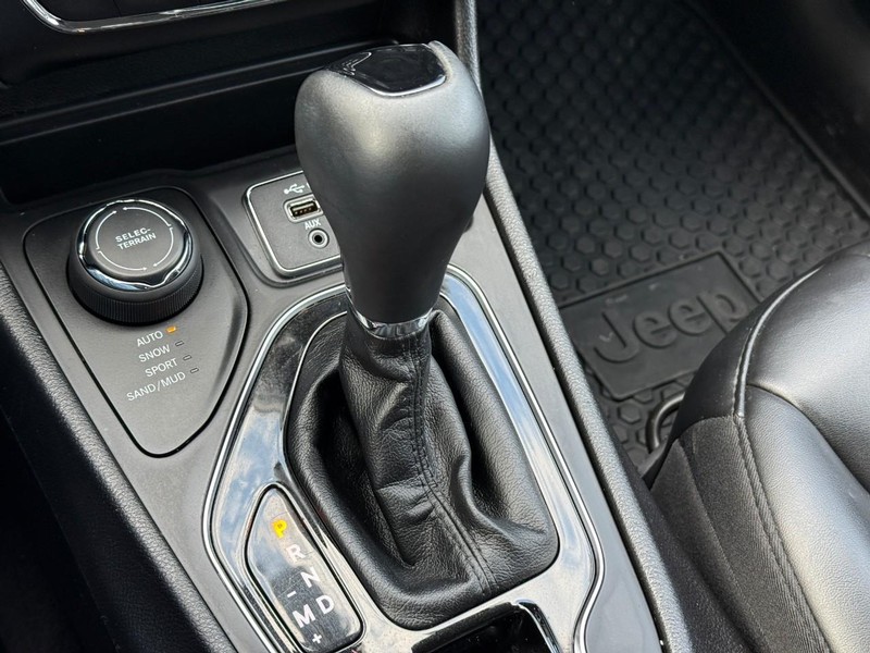 Jeep Cherokee Vehicle Full-screen Gallery Image 21