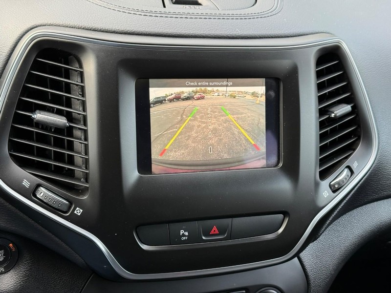 Jeep Cherokee Vehicle Full-screen Gallery Image 23