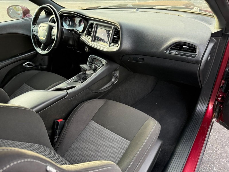 Dodge Challenger Vehicle Image 14