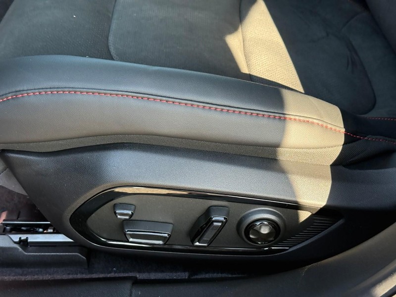 Dodge Charger Vehicle Full-screen Gallery Image 12