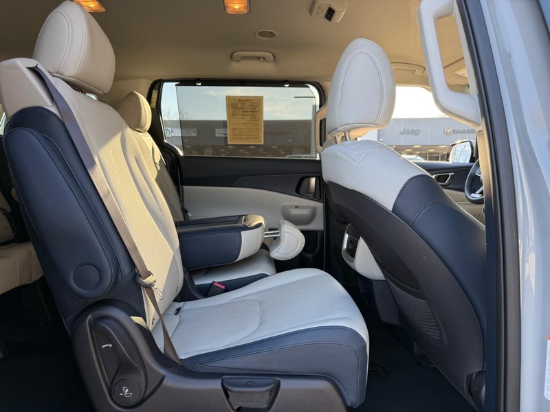 Kia Carnival Vehicle Image 13