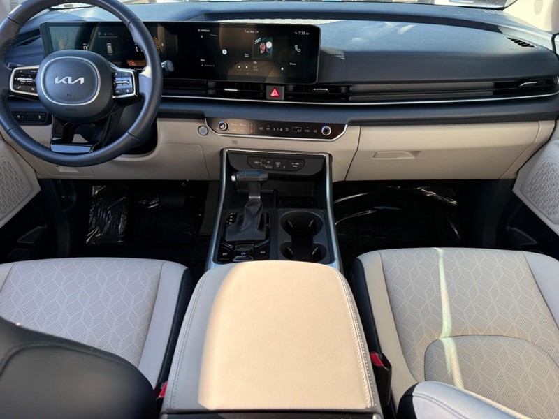 Kia Carnival Vehicle Image 15