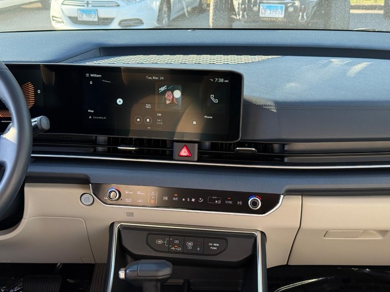 Kia Carnival Vehicle Image 17