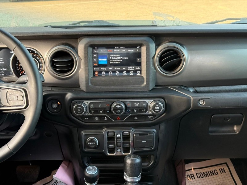 Jeep Gladiator Vehicle Image 16