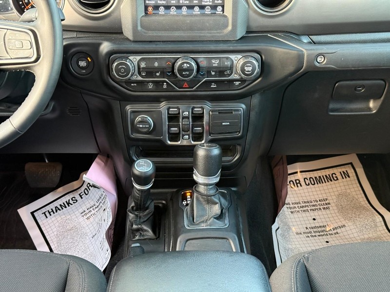 Jeep Gladiator Vehicle Image 17