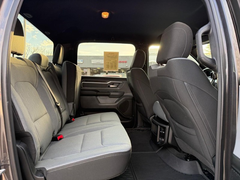 Ram 1500 Vehicle Full-screen Gallery Image 11