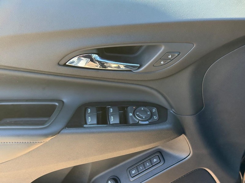 Chevrolet Equinox Vehicle Image 18